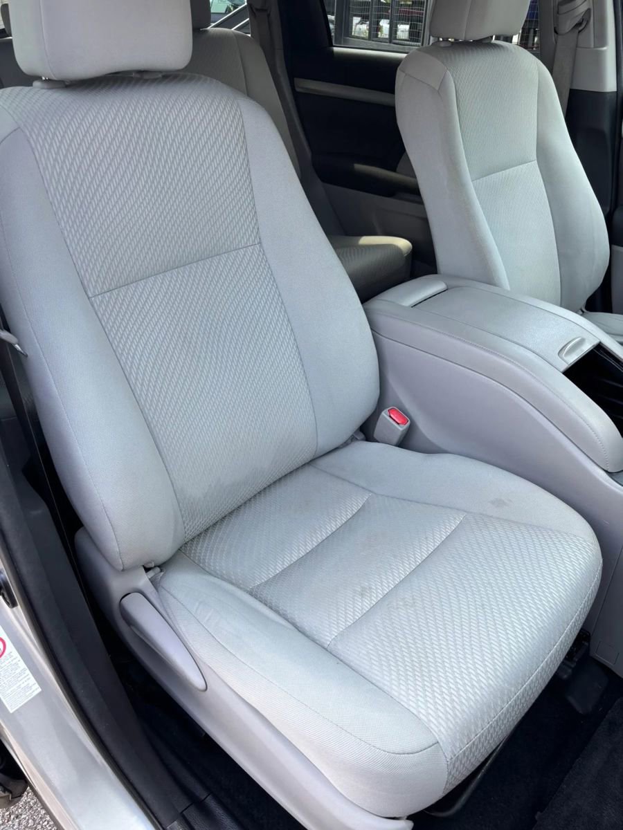 Used 2017 Toyota Highlander LE w/ Carpet Mat Package FWD image 19