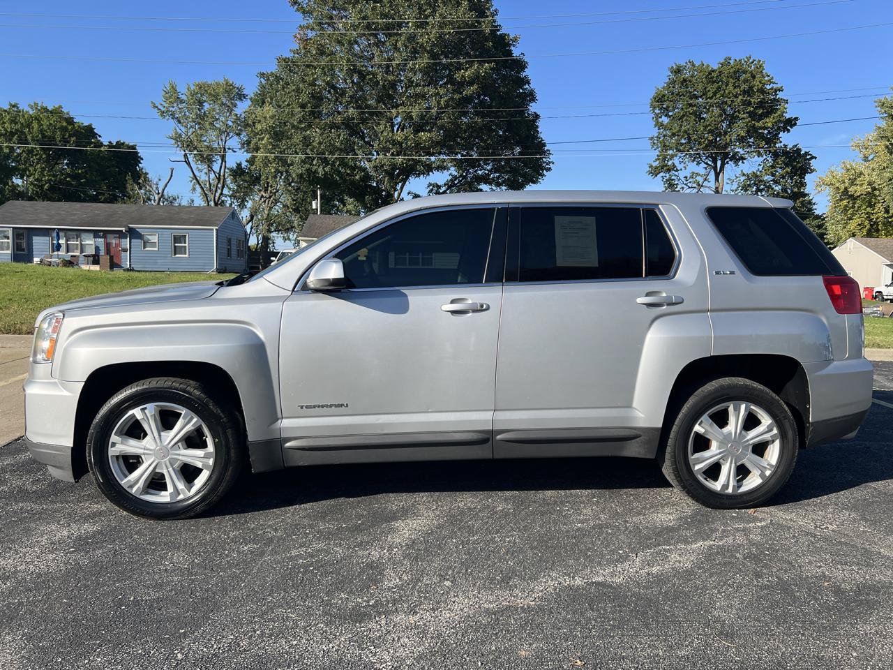 Used 2017 GMC Terrain SLE FWD image 2