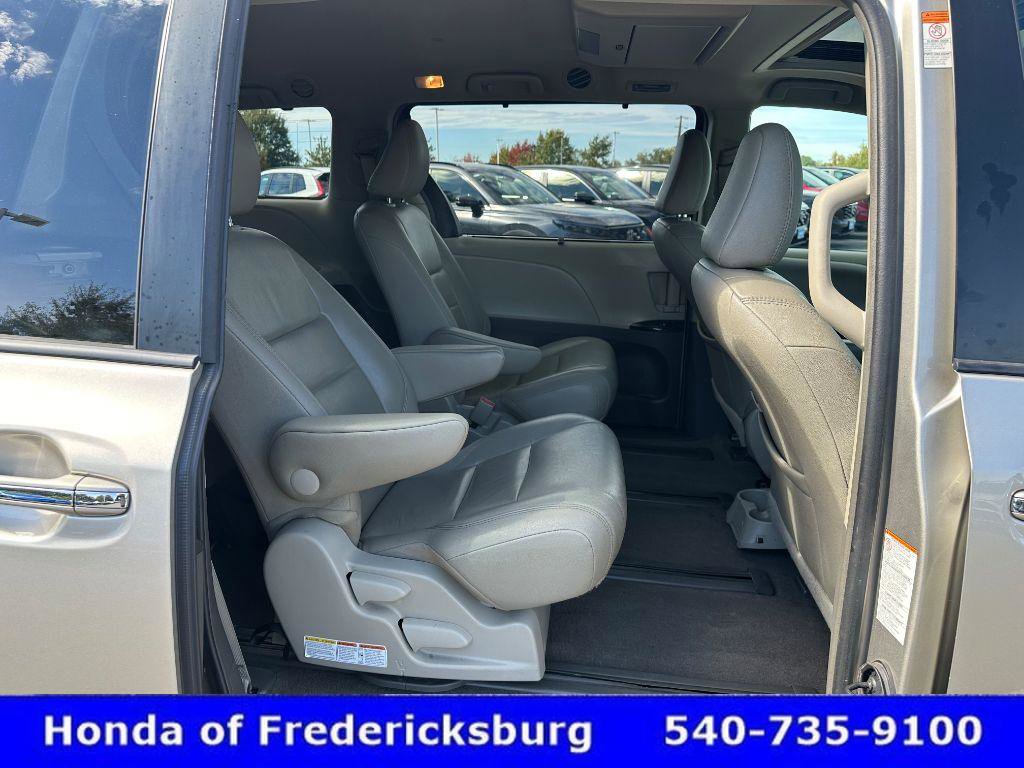 Used 2017 Toyota Sienna XLE Premium image 41