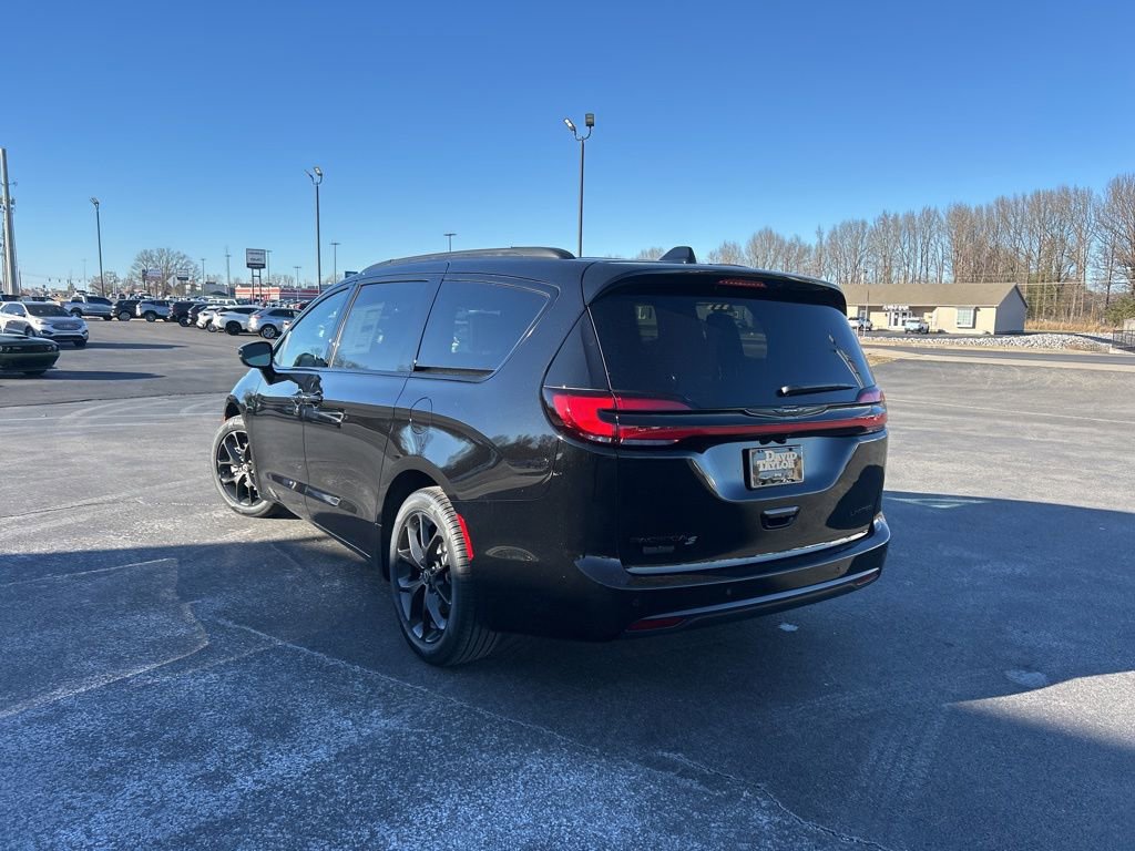 New 2026 Chrysler Pacifica Limited w/ S Appearance Package image 6