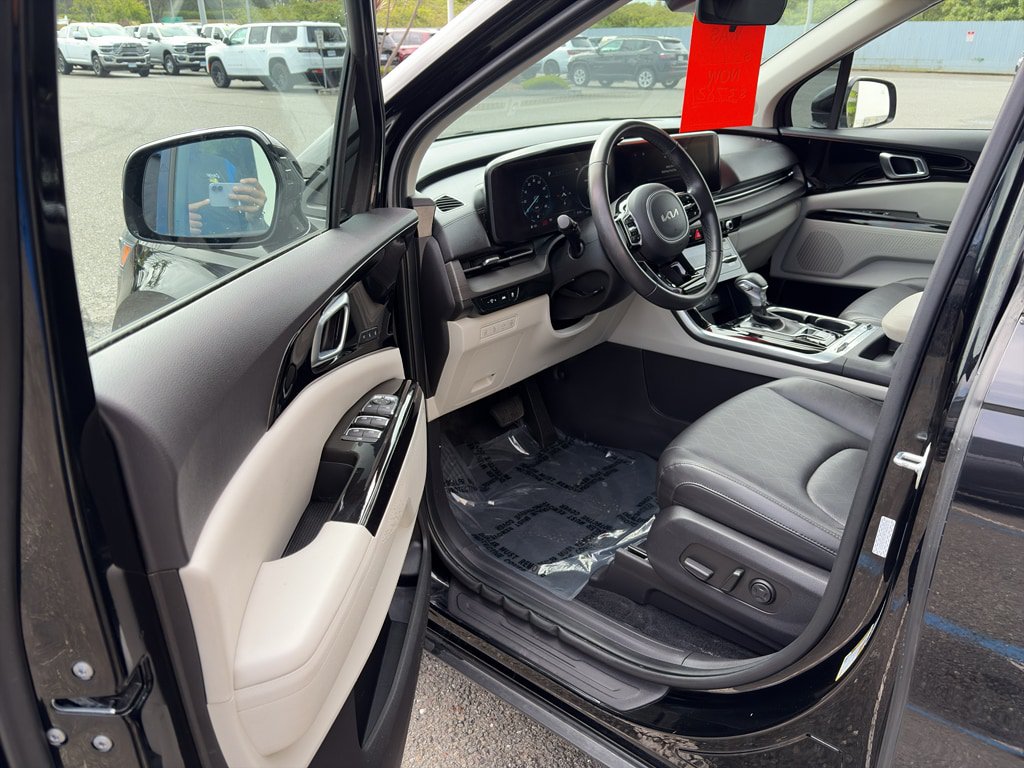 Used 2023 Kia Carnival SX FWD image 4