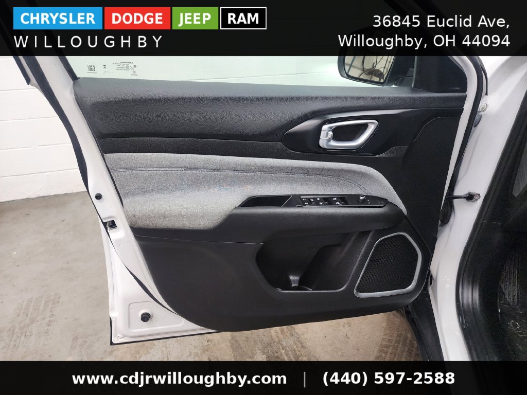 Used 2025 Jeep Compass Latitude AWD/4WD image 11