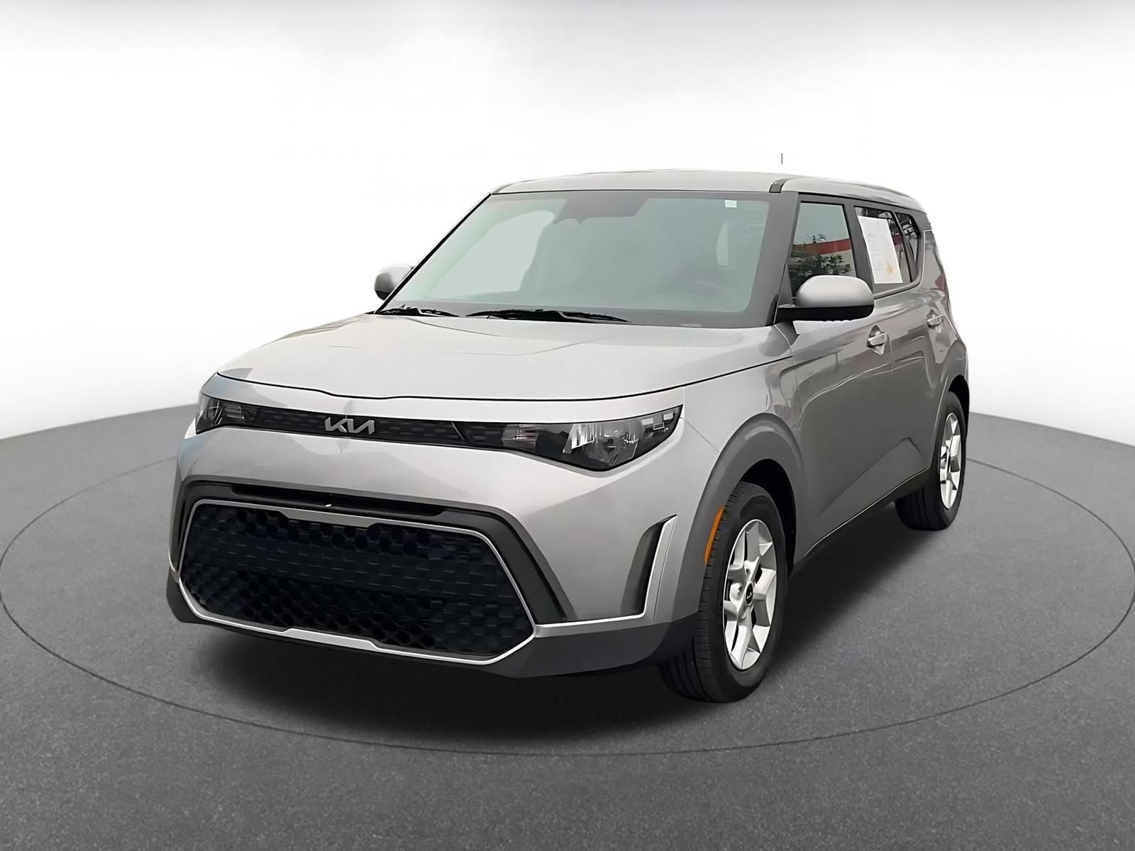 Used 2025 Kia Soul LX w/ LX Technology Package FWD image 5