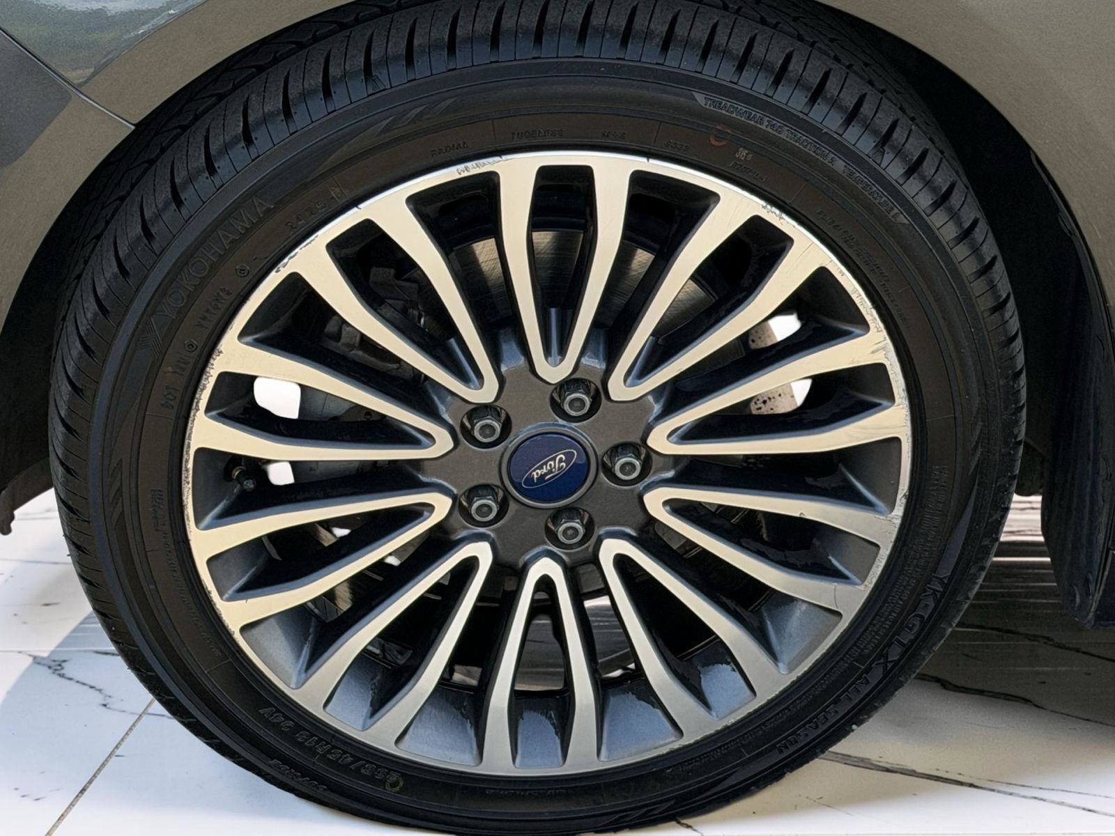 Used 2017 Ford Fusion SE w/ Fusion SE Technology Package image 5