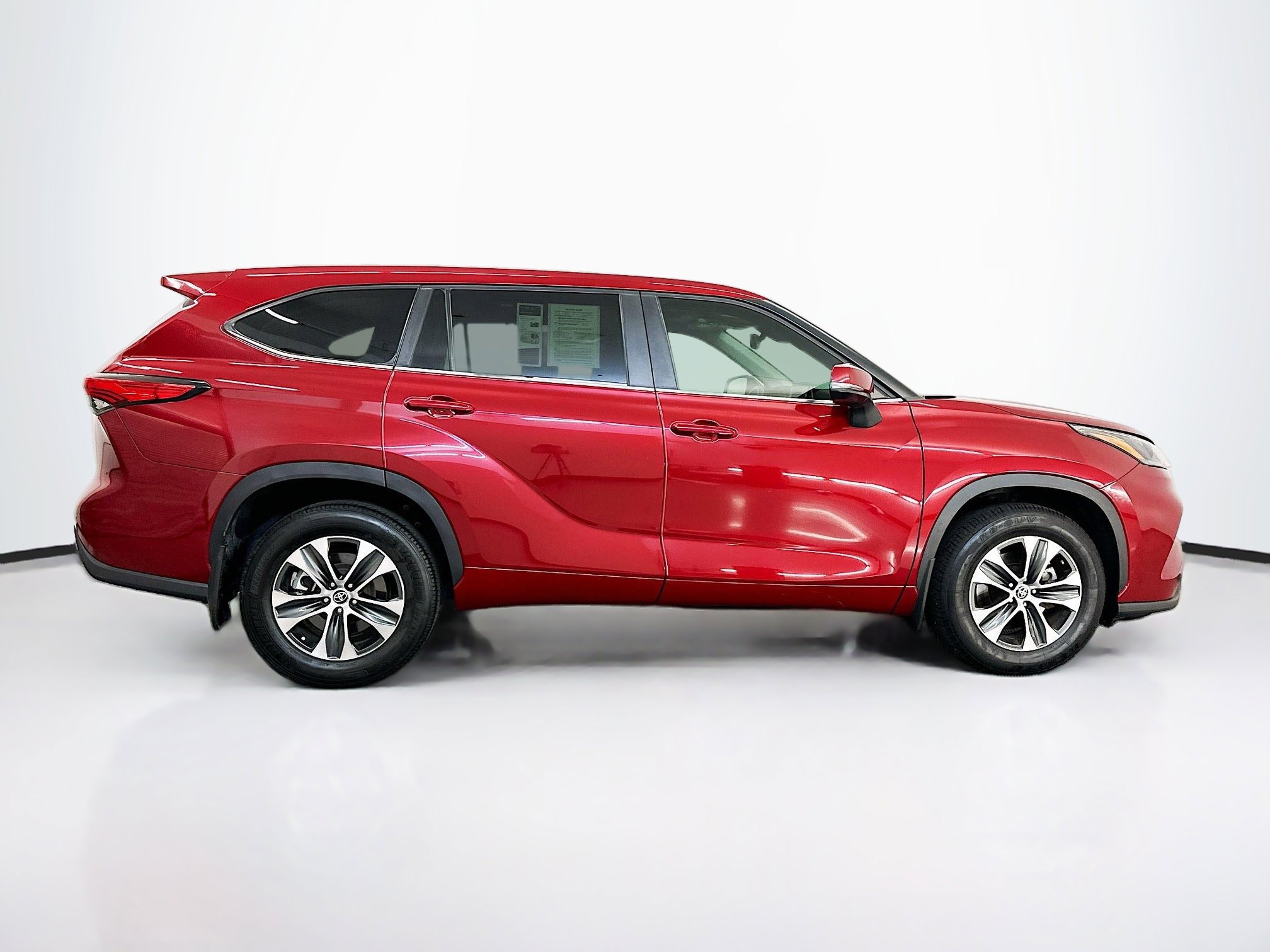 Used 2023 Toyota Highlander XLE image 10