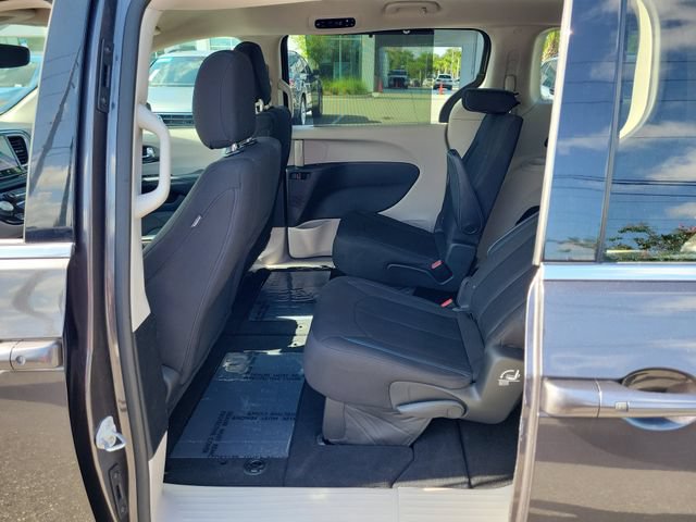 Used 2021 Chrysler Pacifica Touring FWD image 9