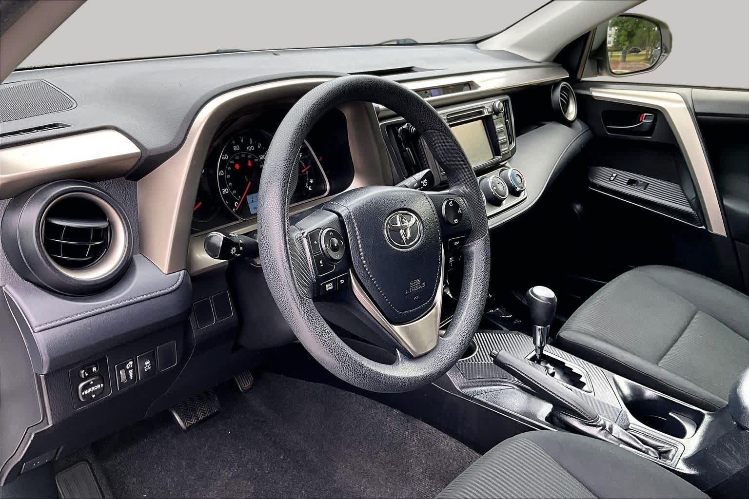 Used 2015 Toyota RAV4 LE FWD image 16