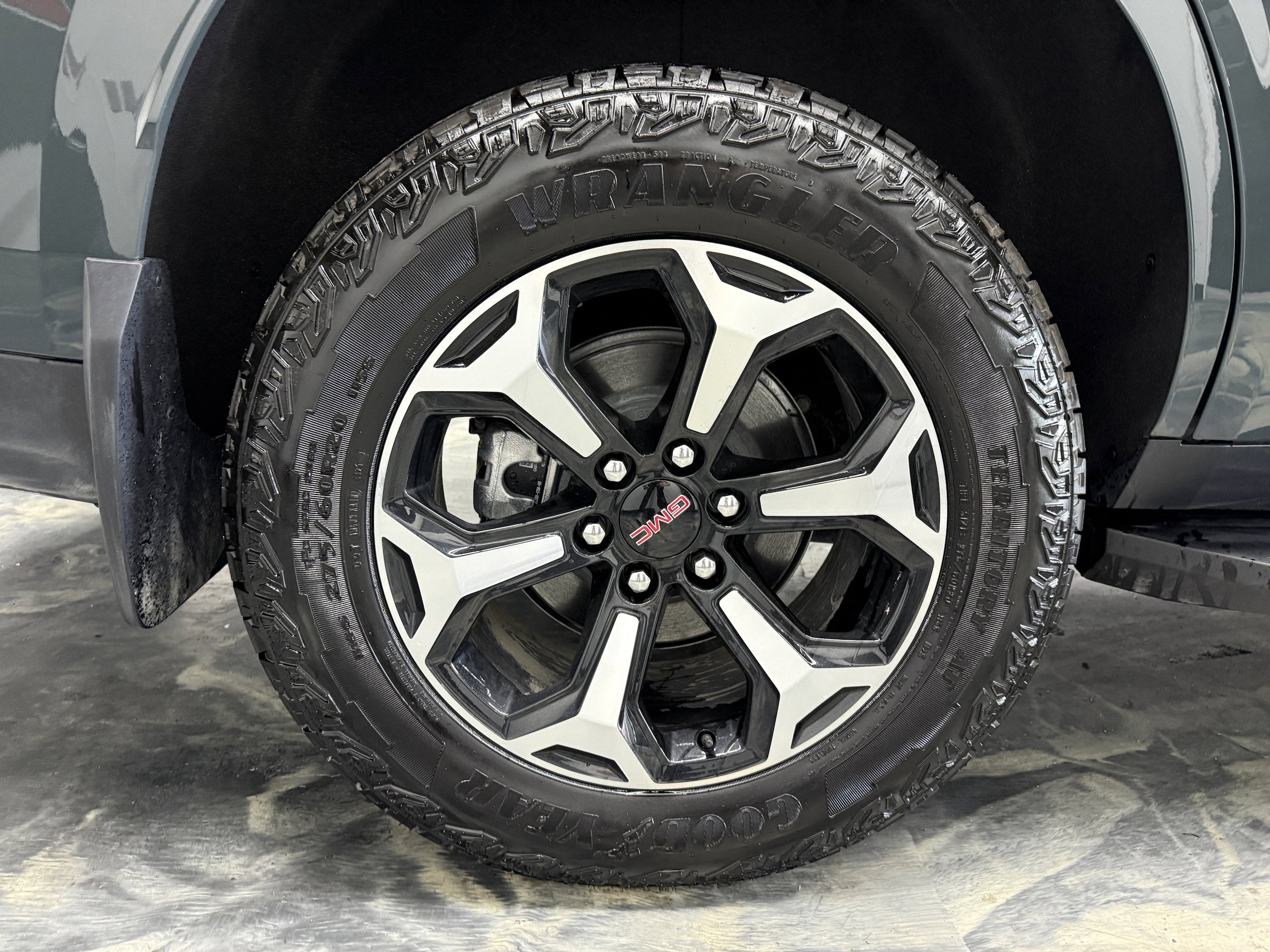 Used 2026 GMC Yukon AT4 w/ AT4 Premium Package AWD/4WD image 38
