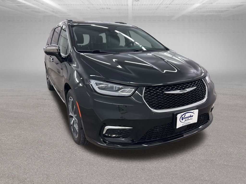 Used 2022 Chrysler Pacifica Limited w/ Uconnect Theater Family Group image 3