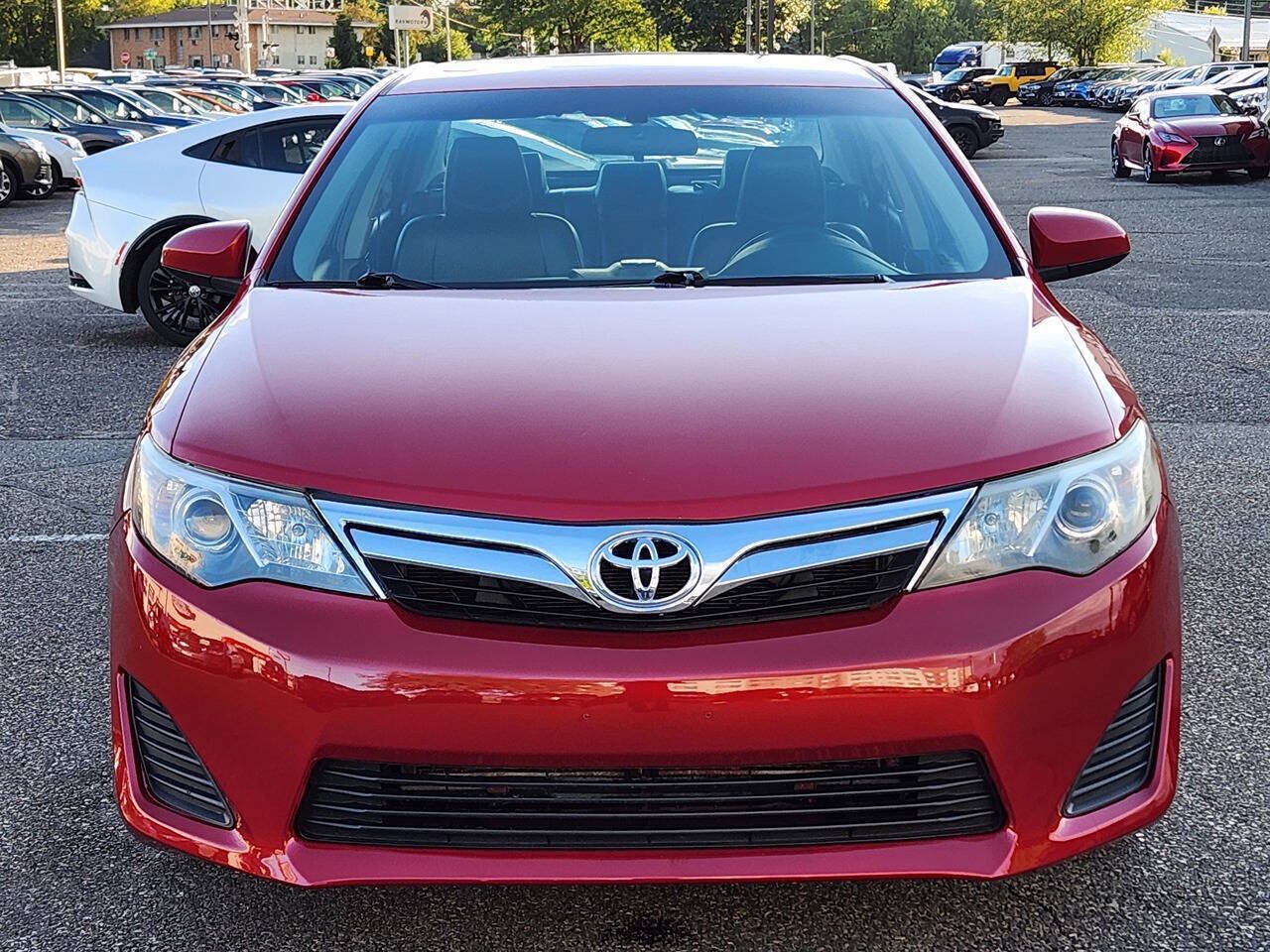 Used 2014 Toyota Camry SE w/ Moonroof Package FWD image 5