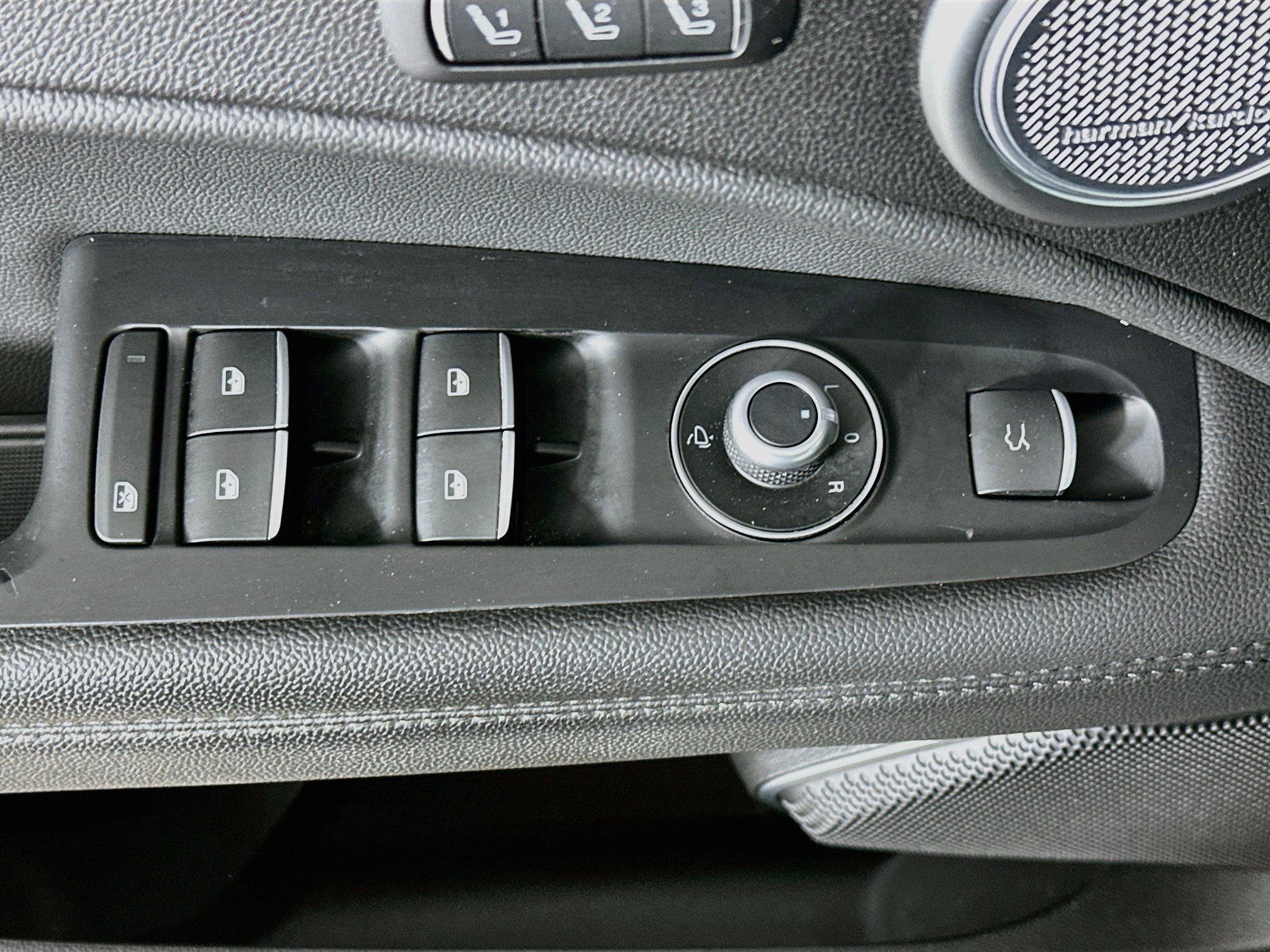Used 2023 Alfa Romeo Stelvio Ti AWD/4WD image 15