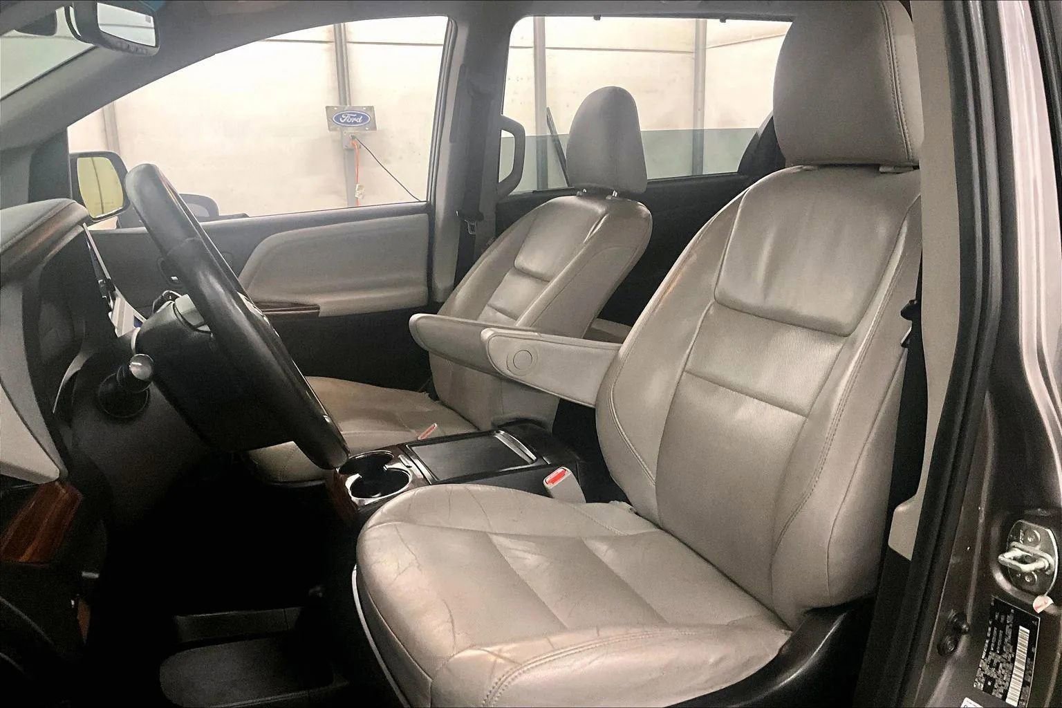 Used 2015 Toyota Sienna Limited Premium image 25
