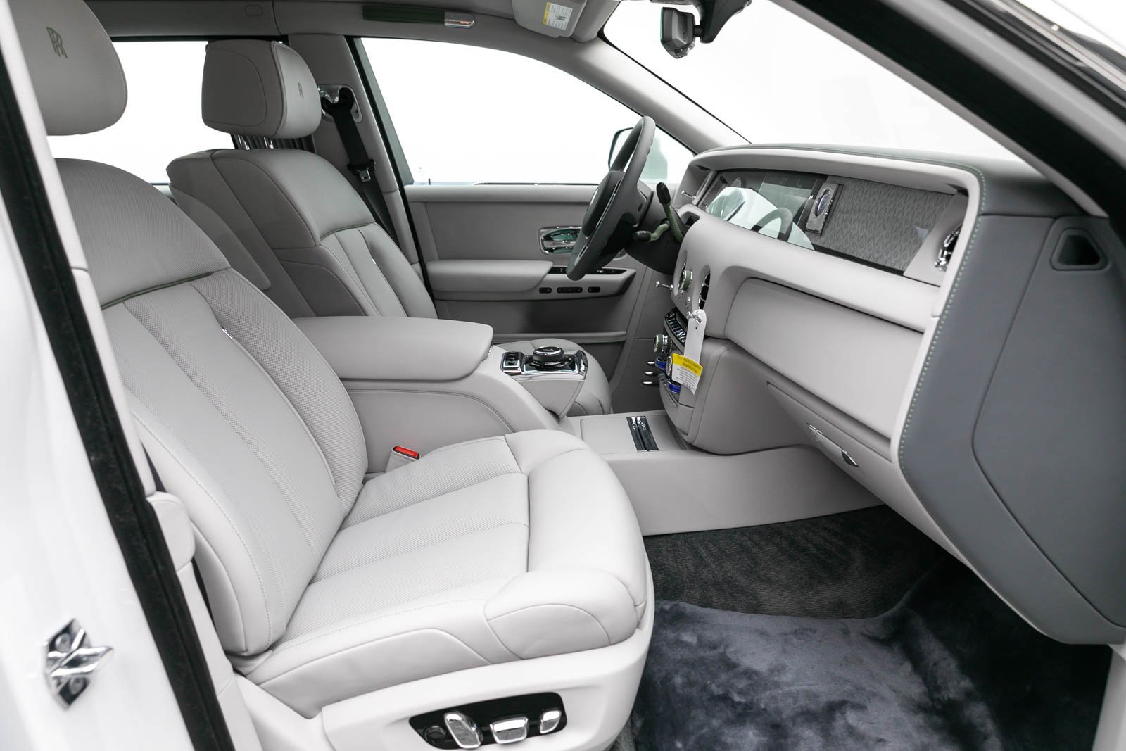 Used 2024 Rolls-Royce Phantom Extended Wheelbase w/ Leather Finishing Pack image 40