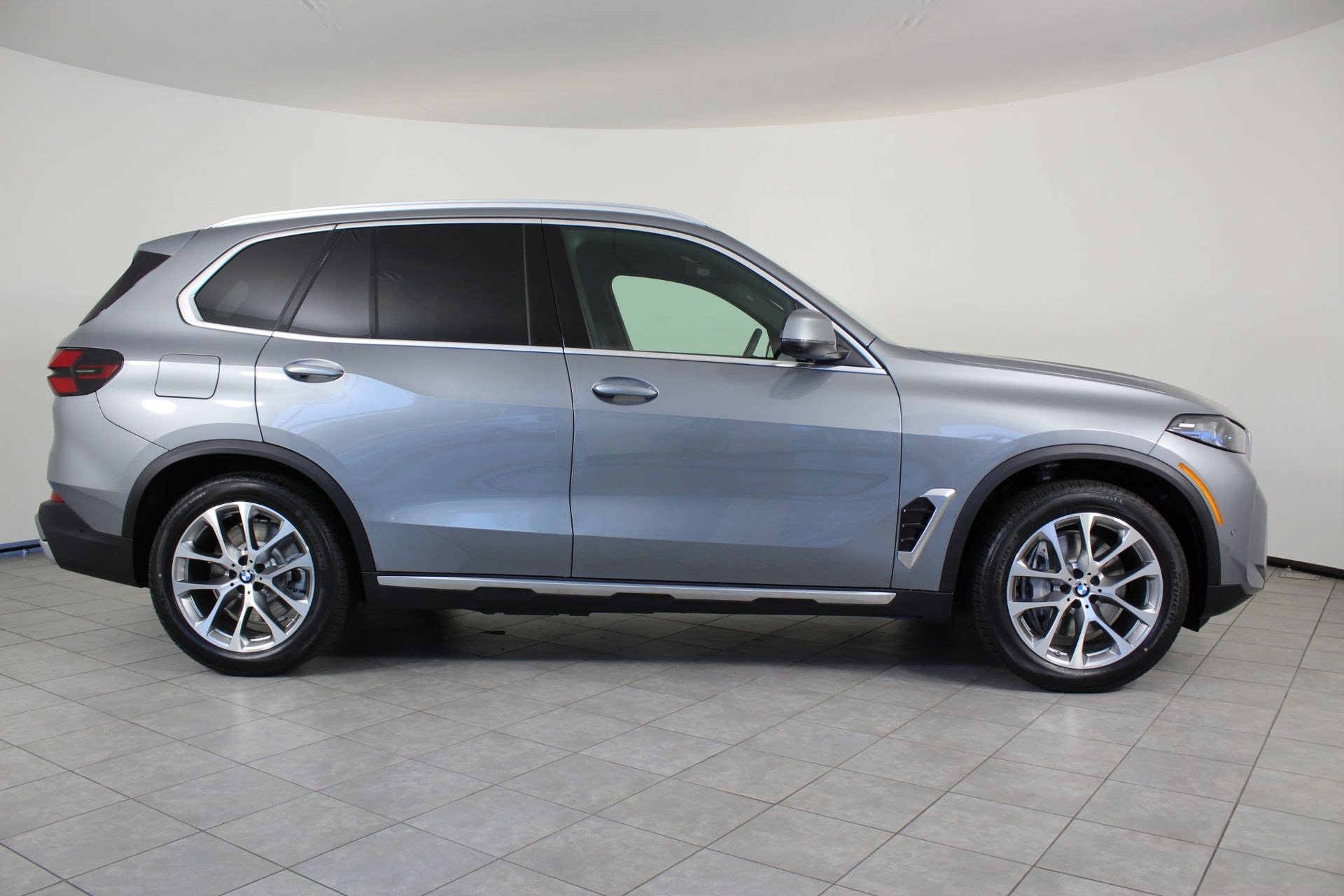 New 2026 BMW X5 xDrive50e w/ Executive Package AWD/4WD image 8