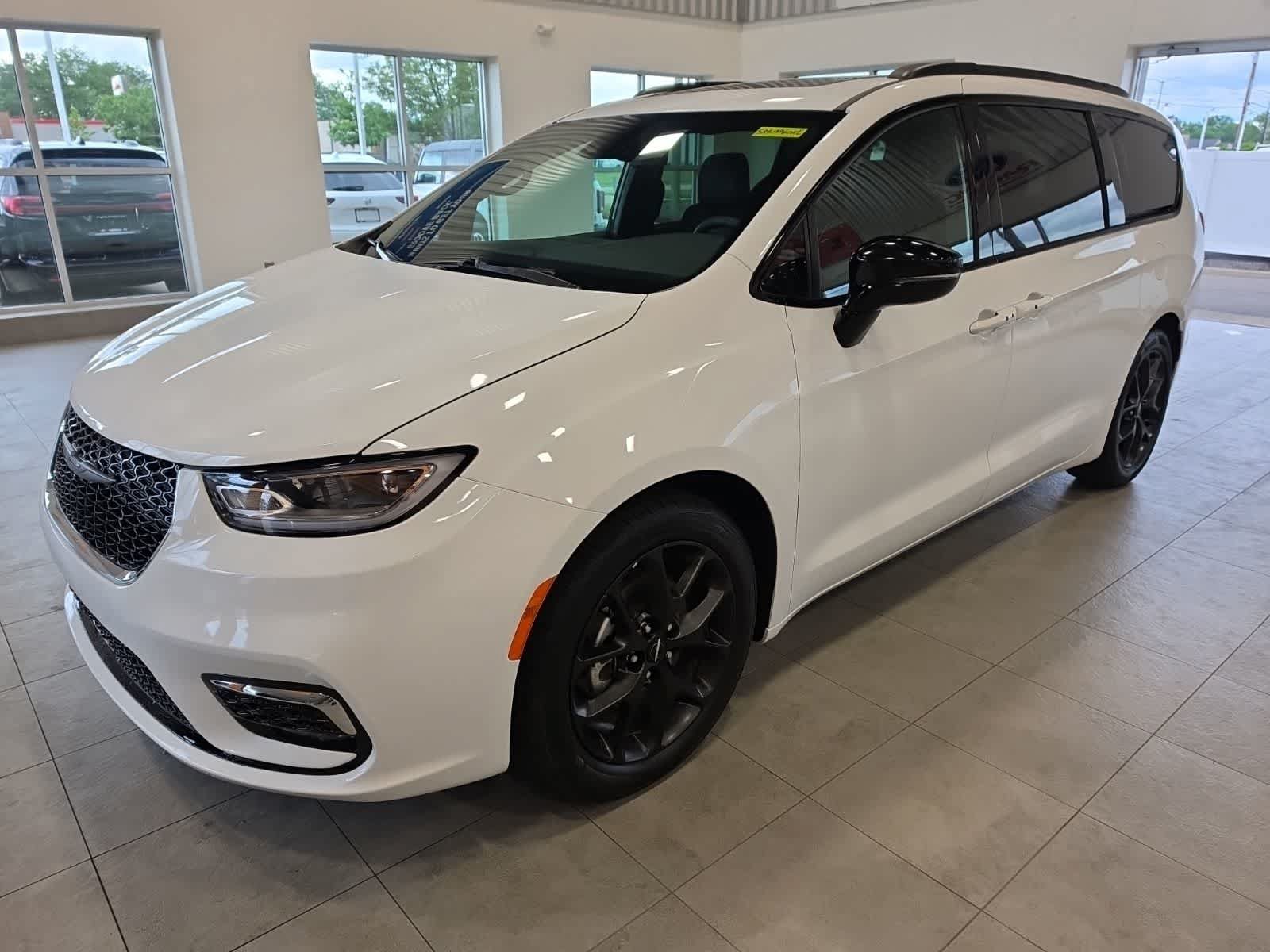 Used 2025 Chrysler Pacifica Limited FWD image 1
