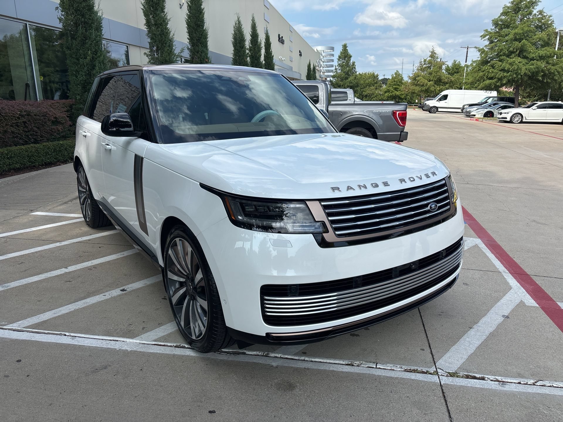 Used 2024 Land Rover Range Rover SV AWD/4WD image 4