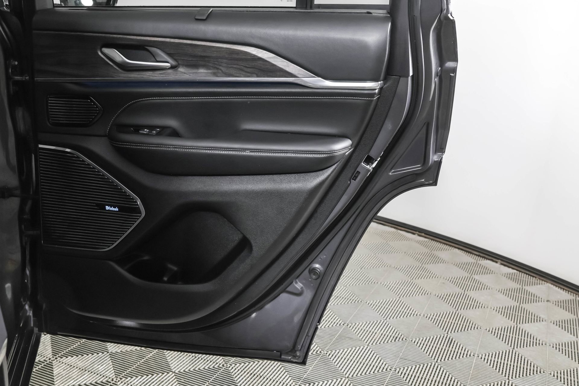 Used 2022 Jeep Grand Cherokee Overland w/ Luxury Tech Group IV image 46