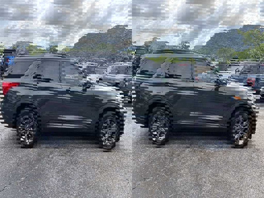 Used 2022 Ford Explorer XLT w/ Equipment Group 202A image 4