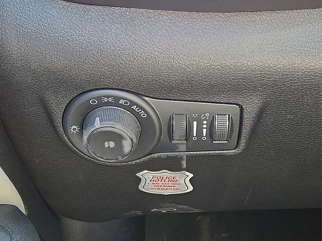 Used 2025 Jeep Compass Limited image 25