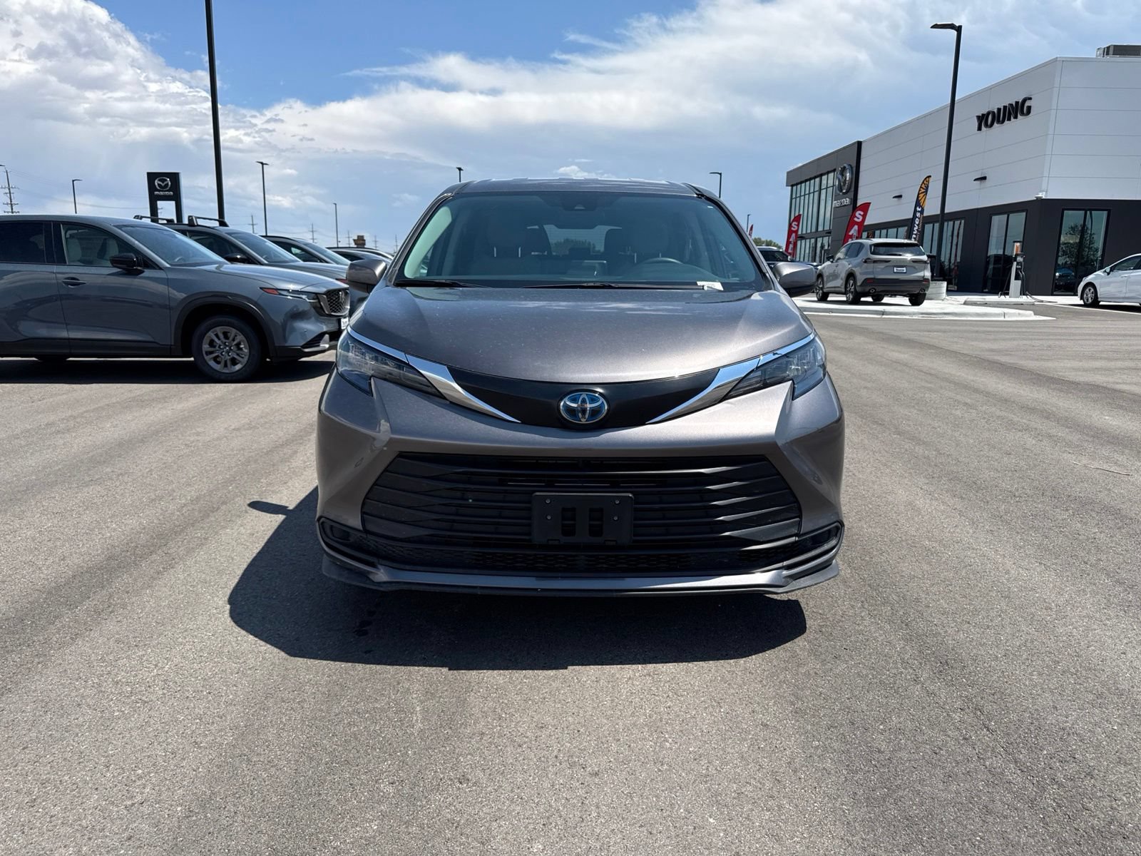 Used 2024 Toyota Sienna LE FWD image 2