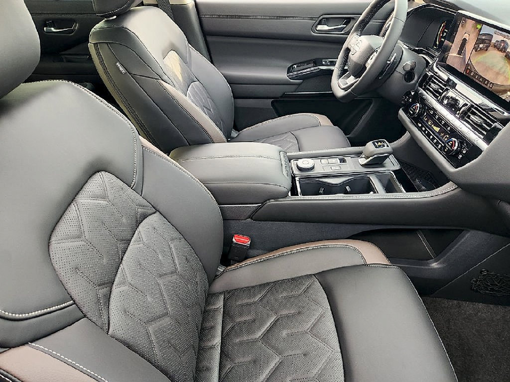 New 2026 Nissan Pathfinder Platinum AWD/4WD image 14