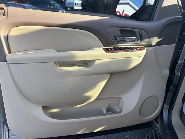 Used 2014 Chevrolet Suburban LT RWD image 11