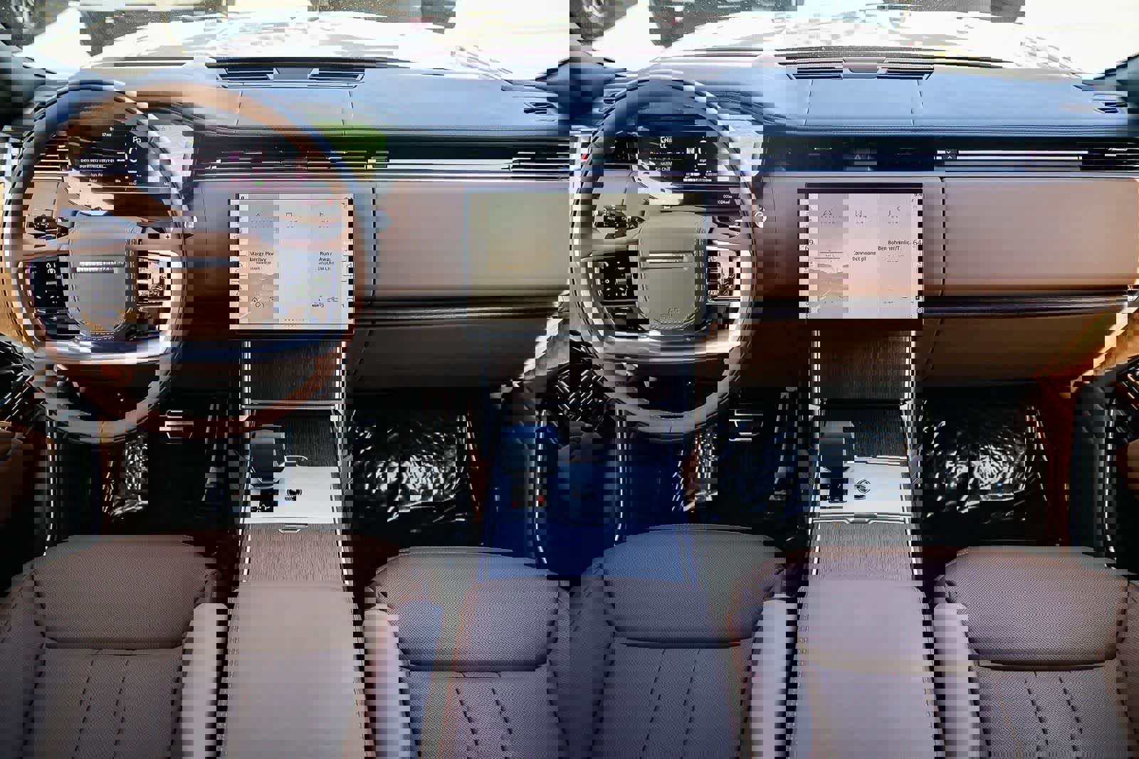 New 2026 Land Rover Range Rover SE image 12