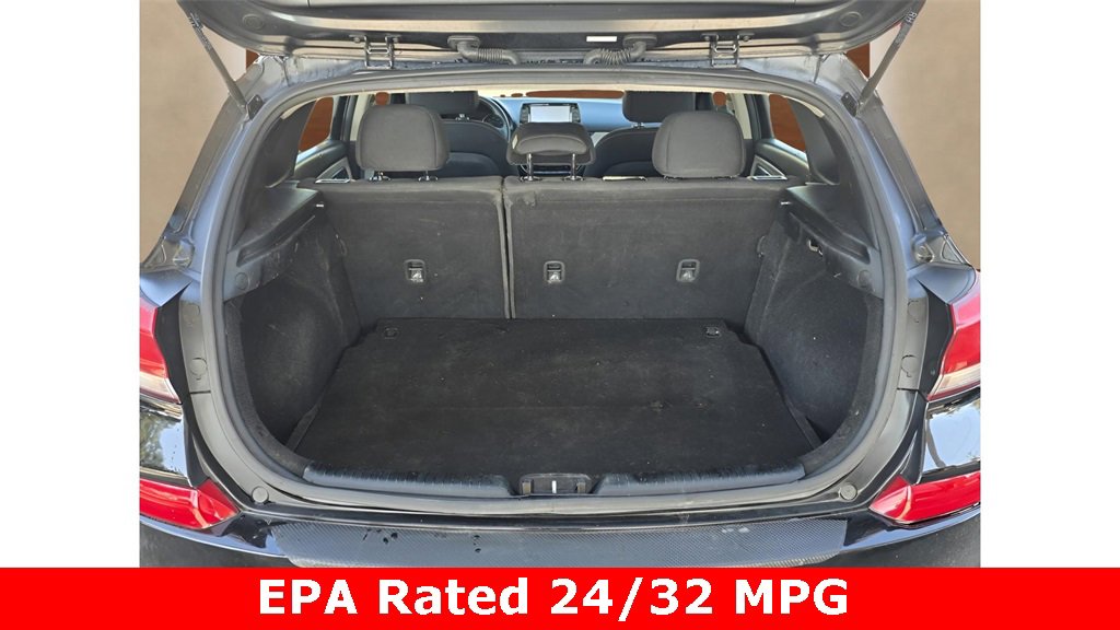 Used 2018 Hyundai Elantra GT image 16