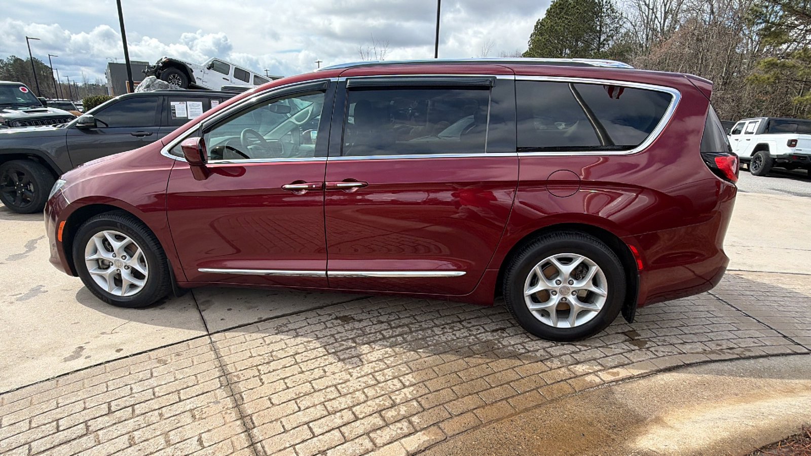 Used 2018 Chrysler Pacifica Touring-L w/ Tire & Wheel Group image 11