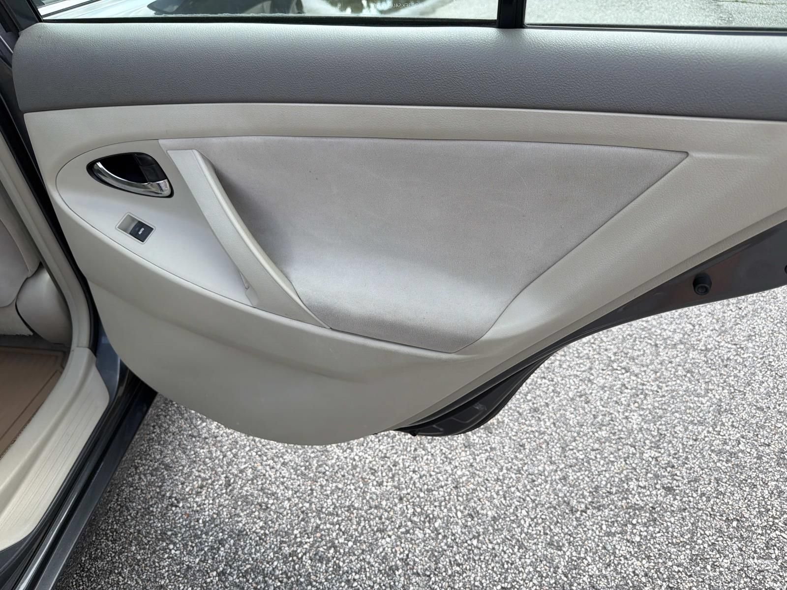 Used 2010 Toyota Camry LE FWD image 16