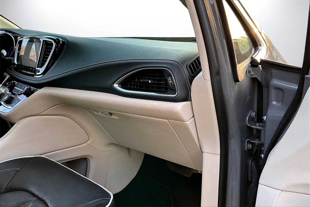 Certified 2023 Chrysler Pacifica Limited image 21