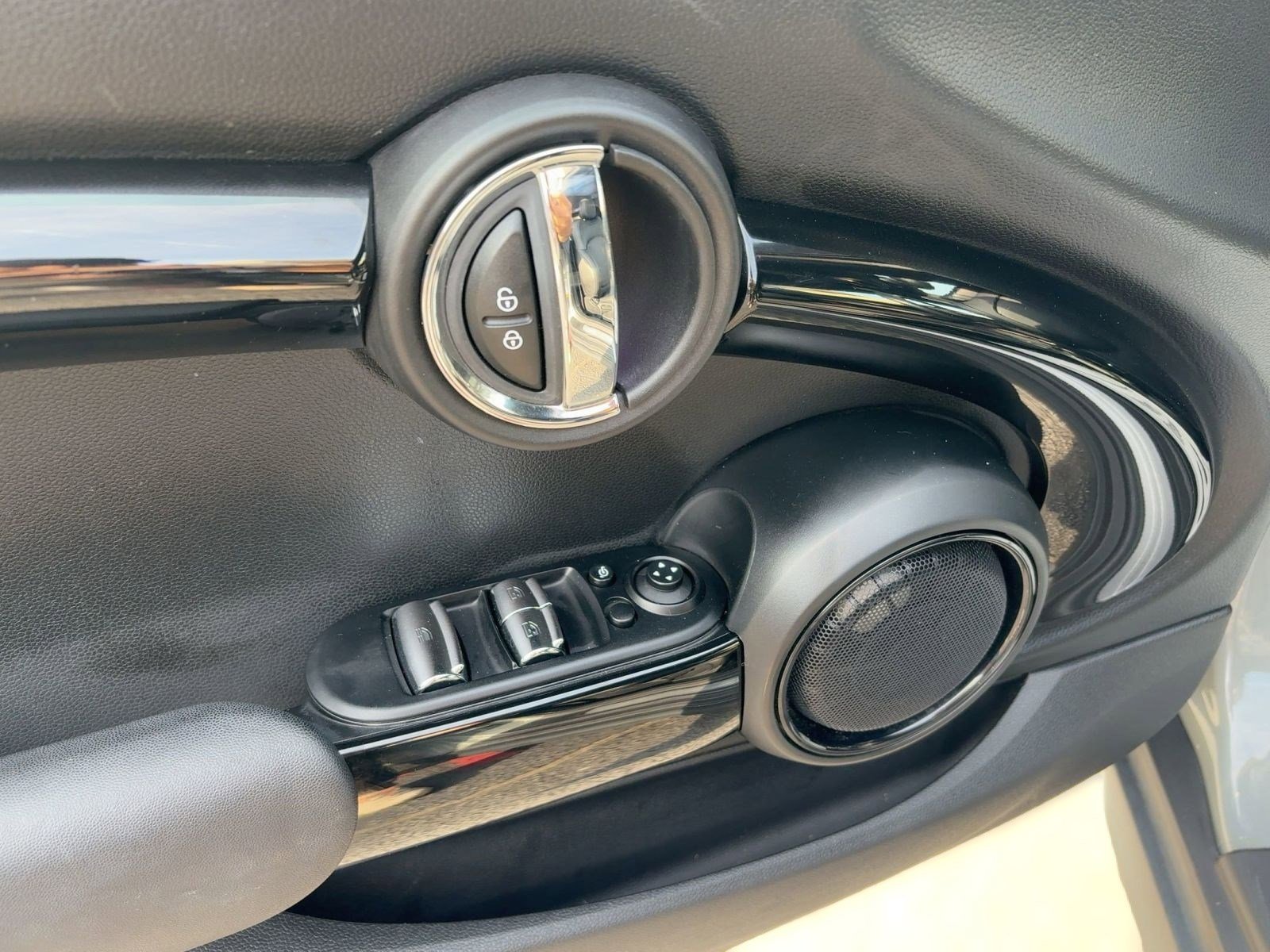 Used 2017 MINI Cooper Convertible image 13