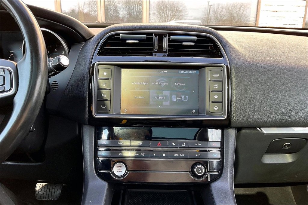 Used 2017 Jaguar F-PACE Prestige image 15