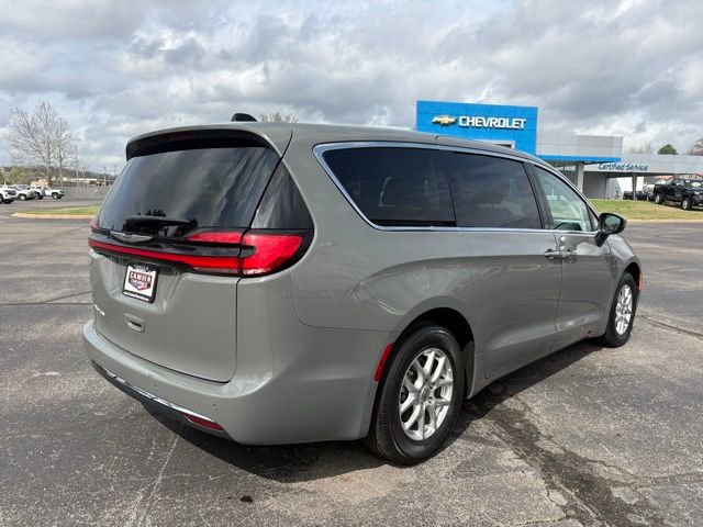 Used 2023 Chrysler Pacifica Touring-L FWD image 6
