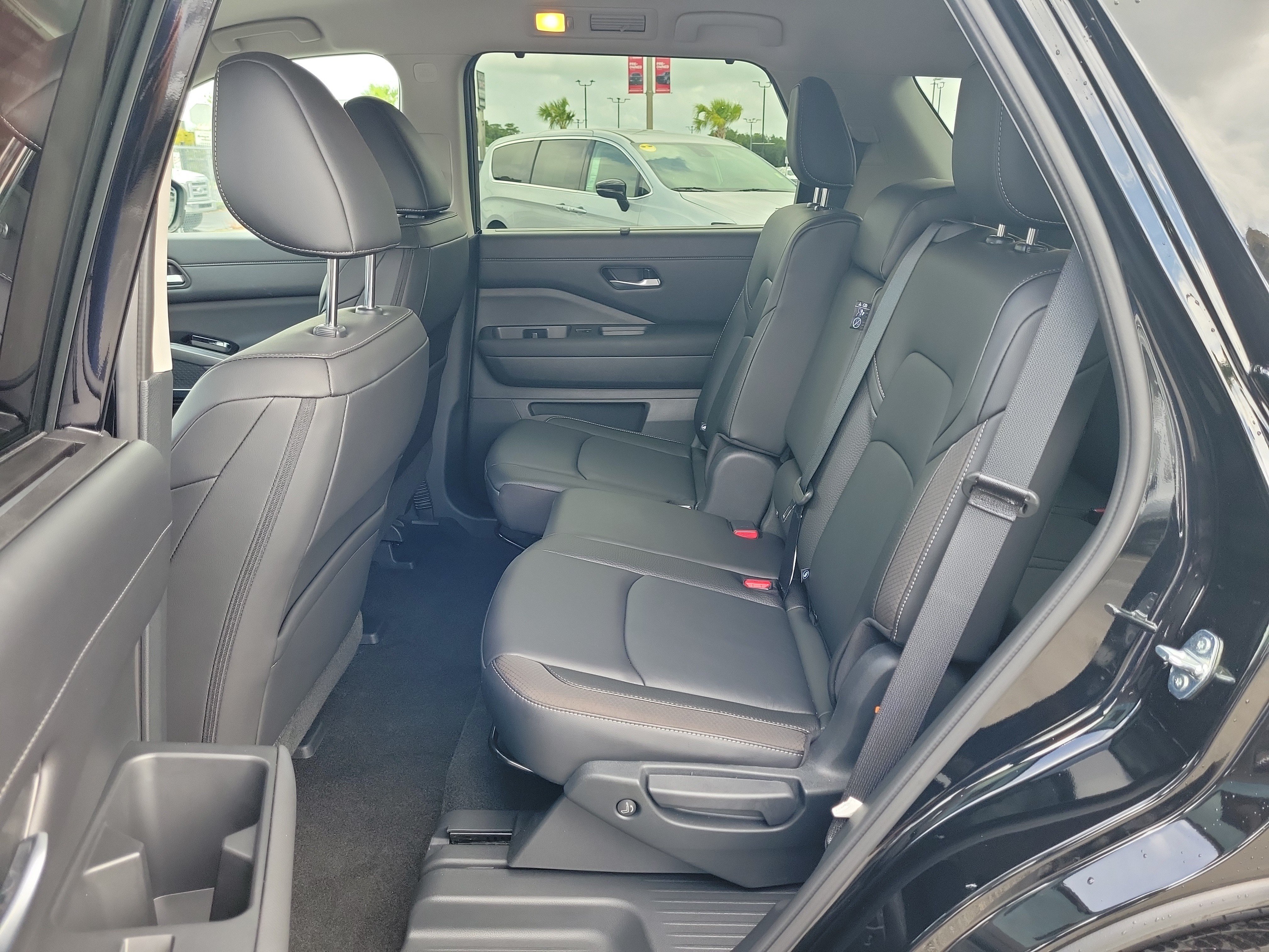 Certified 2025 Nissan Pathfinder SL w/ Black Appearance Package FWD image 15