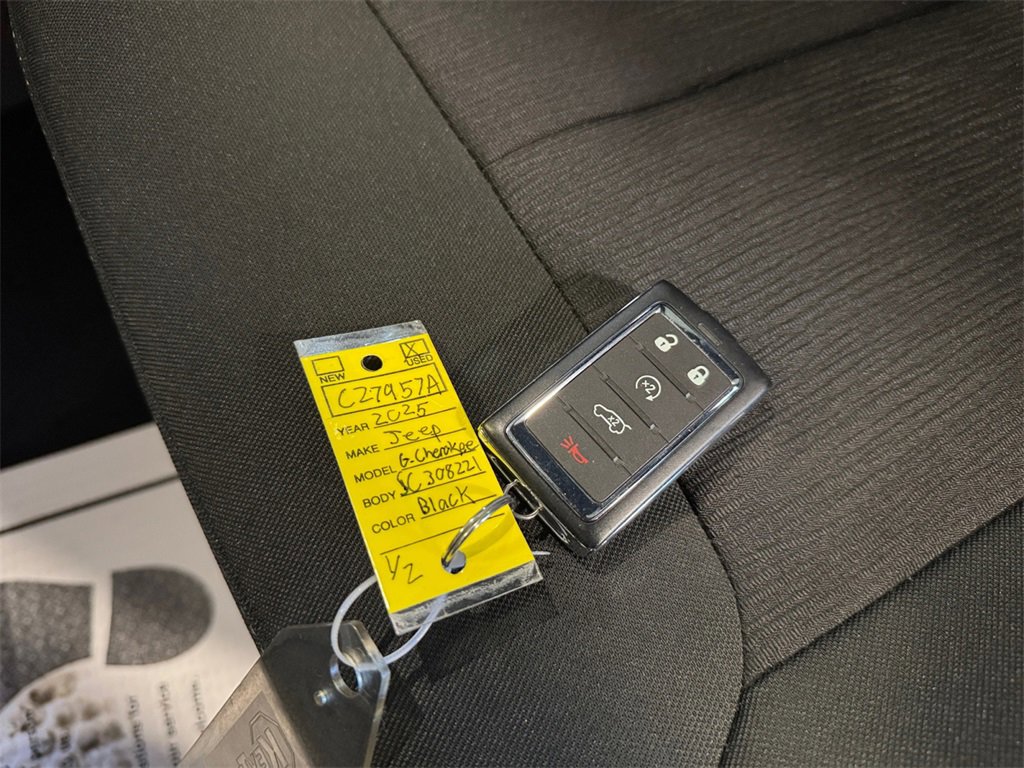 Used 2025 Jeep Grand Cherokee Laredo X w/ Luxury Tech Group I image 32