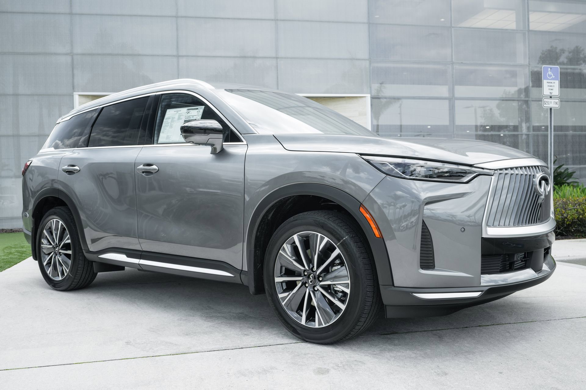 New 2026 INFINITI QX60 Luxe w/ Family Package image 2