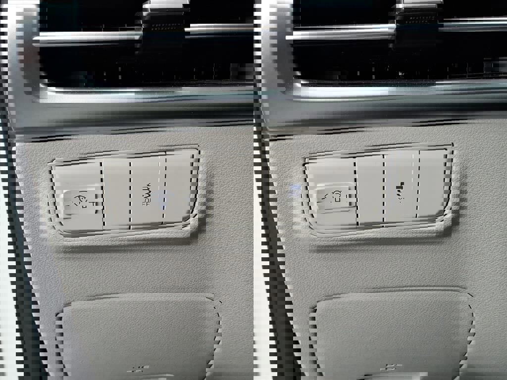 Used 2025 Hyundai Tucson SE image 16