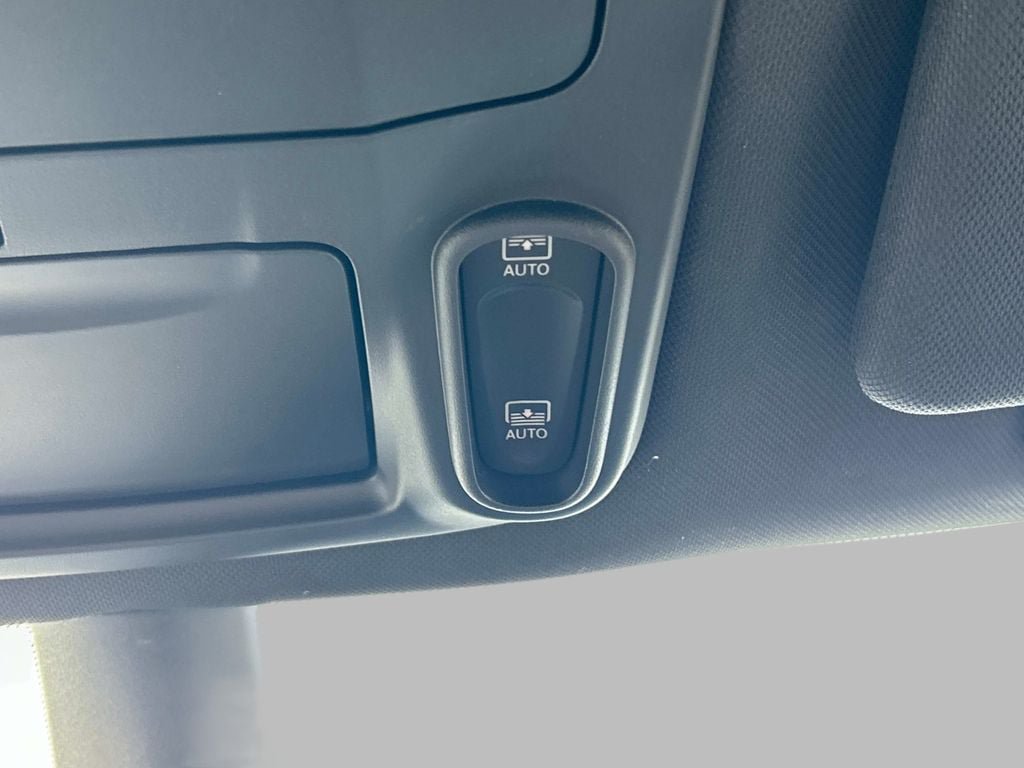 Used 2025 Chrysler Pacifica Limited FWD image 43