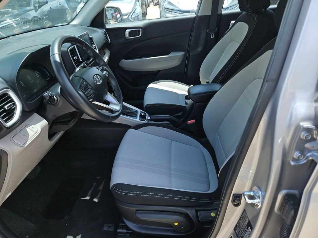 Used 2025 Hyundai Venue SEL FWD image 11