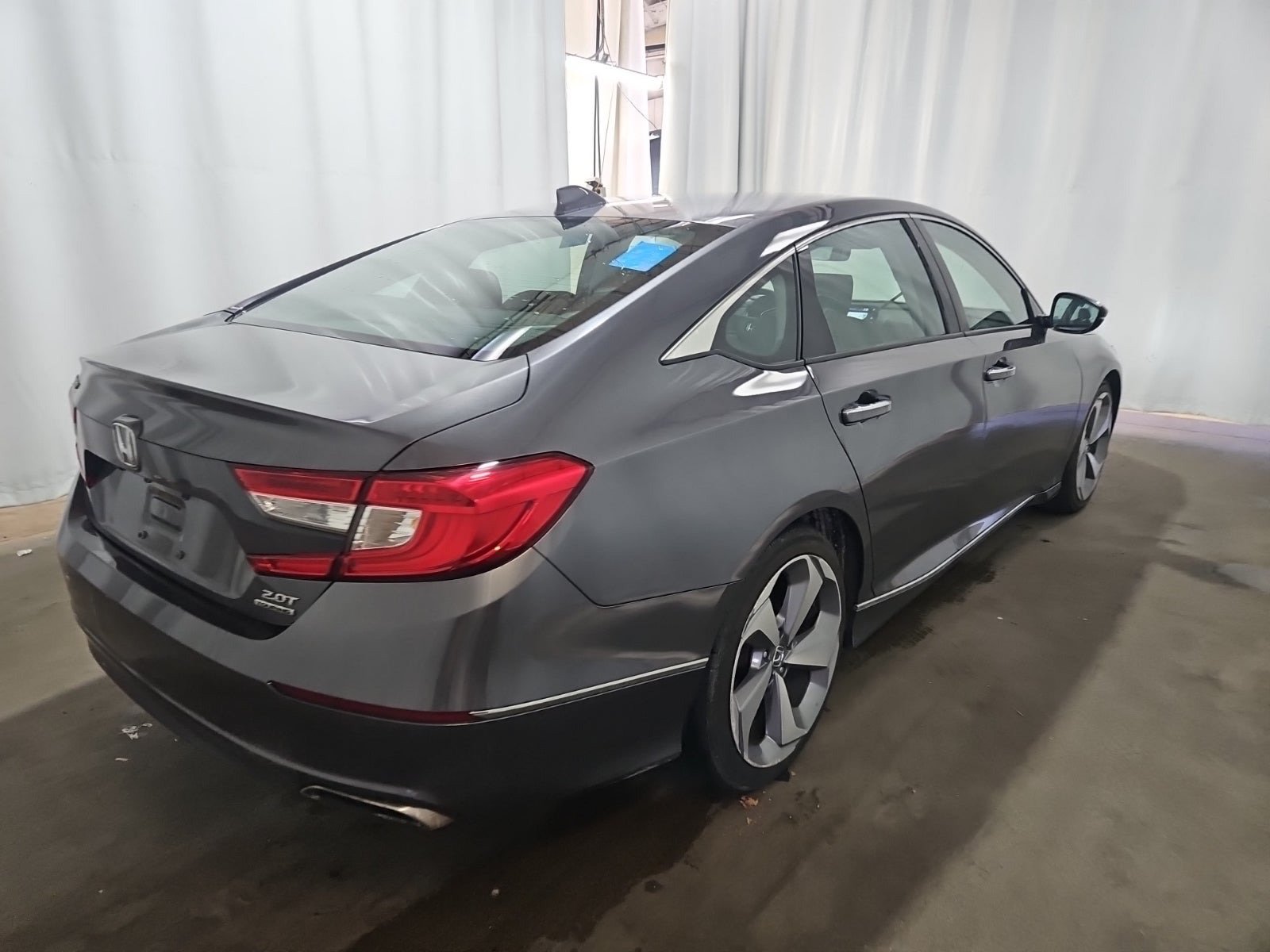 Used 2018 Honda Accord Touring image 3