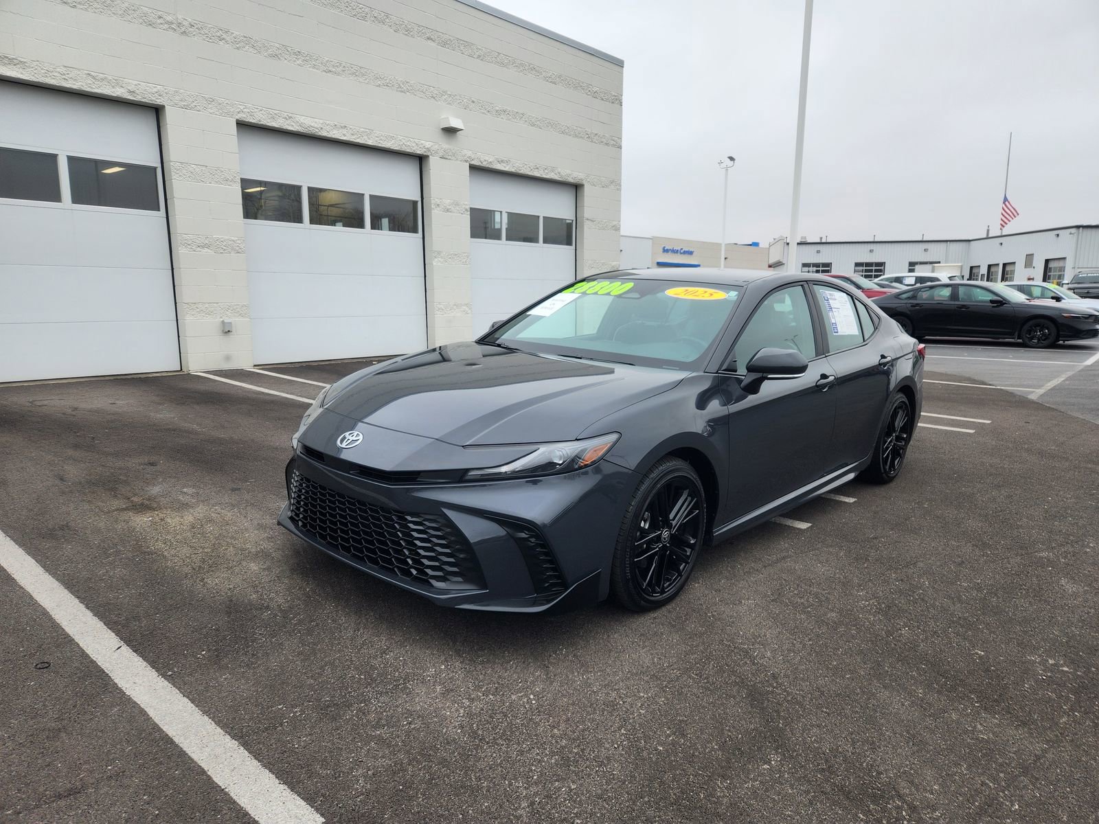 Used 2025 Toyota Camry SE image 2