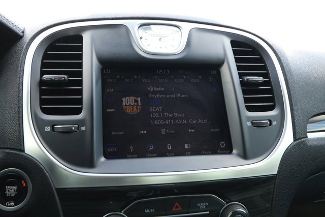 Used 2019 Chrysler 300 Touring w/ Chrome Appearance Package image 16