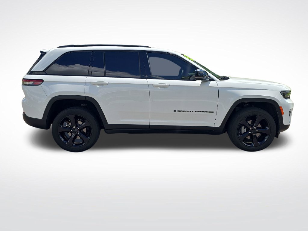 Used 2023 Jeep Grand Cherokee Altitude AWD/4WD image 8