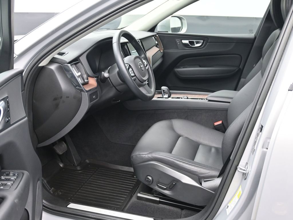Used 2023 Volvo XC60 B5 Plus w/ Climate Package image 9
