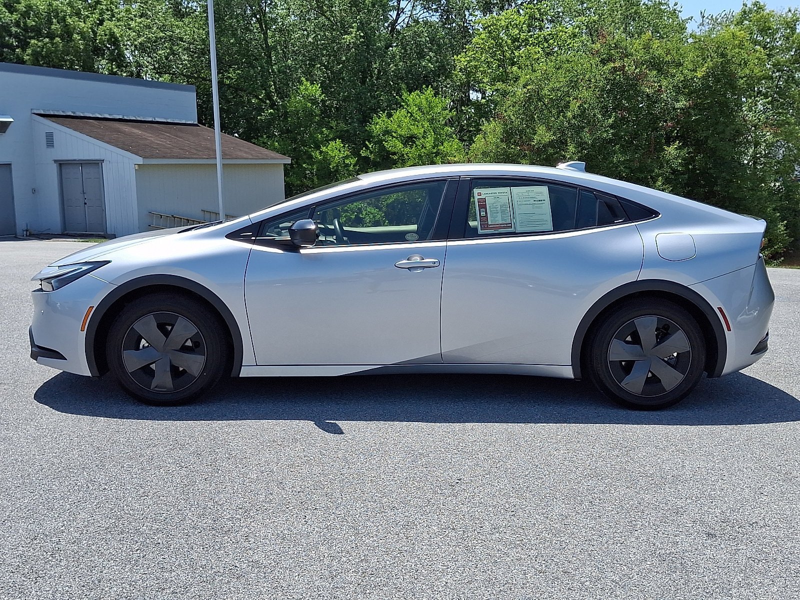 Used 2025 Toyota Prius LE FWD image 4