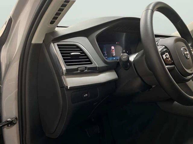 Used 2025 Volvo XC90 B5 Core AWD/4WD image 33