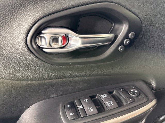 Used 2021 Jeep Cherokee High Altitude AWD/4WD image 14