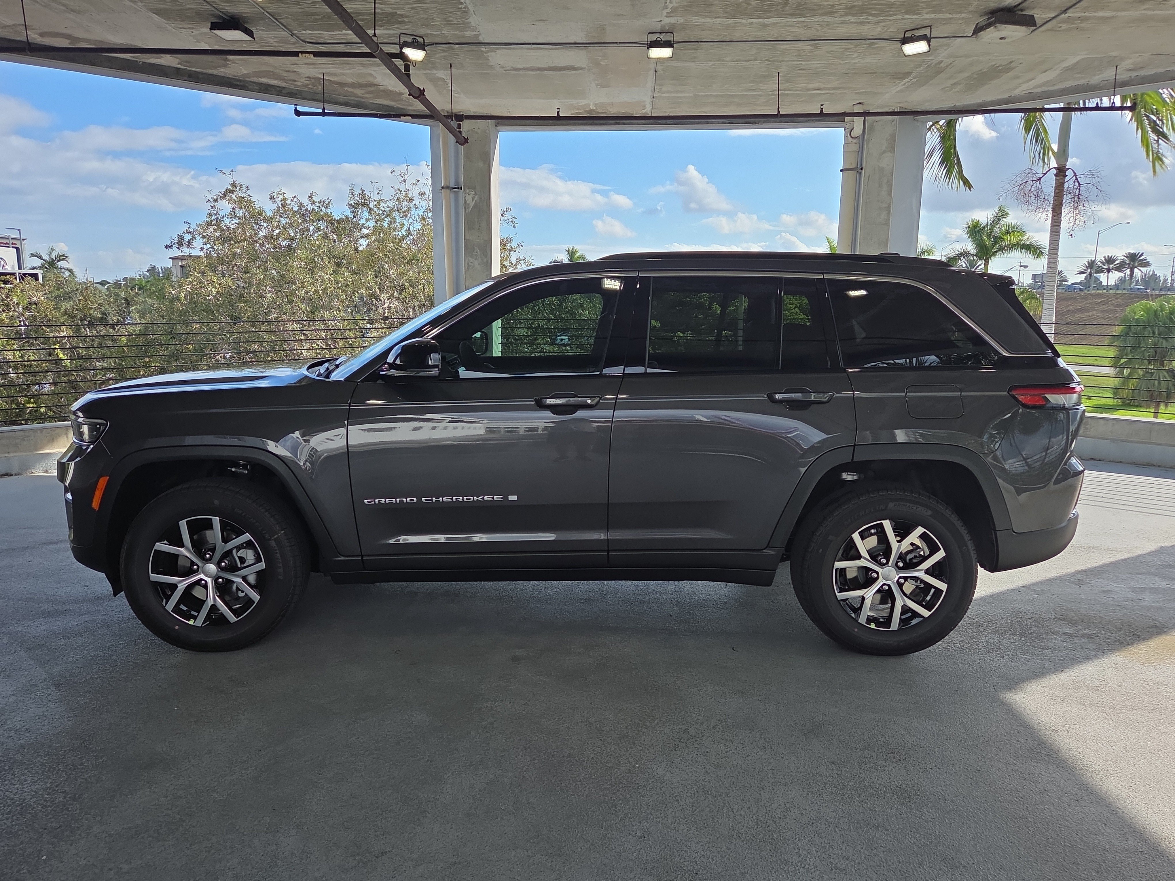 New 2025 Jeep Grand Cherokee Limited w/ Trailer Tow Package AWD/4WD image 8