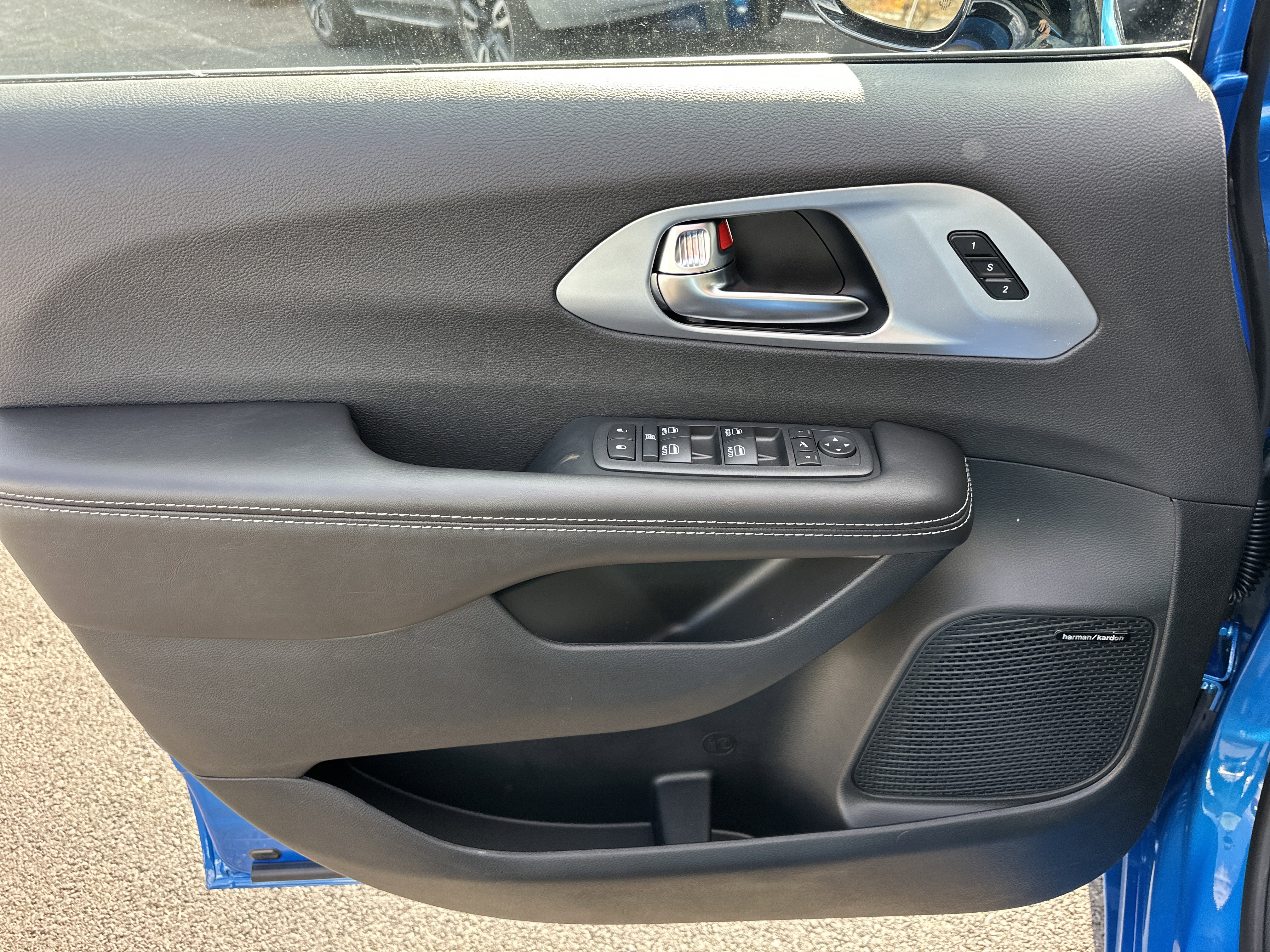 New 2026 Chrysler Pacifica Limited w/ Uconnect Theater Family Group image 29